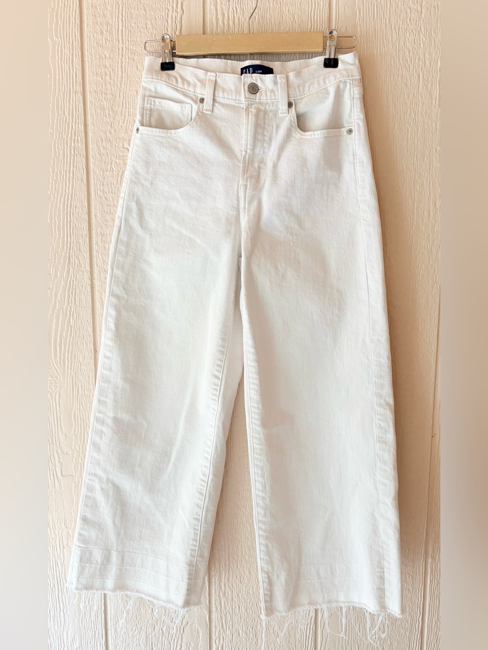 GAP Denim High Rise Wide Leg Crop Jeans White Raw Hem Size 26/2